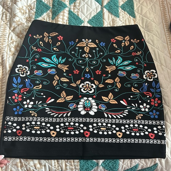 Mexican Style Skirt . The design is printed on . never worn. It is. Size M . - Picture 1 of 2